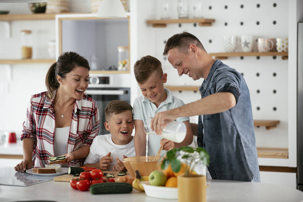 семья весело проводит время на кухне - Фото, изображение