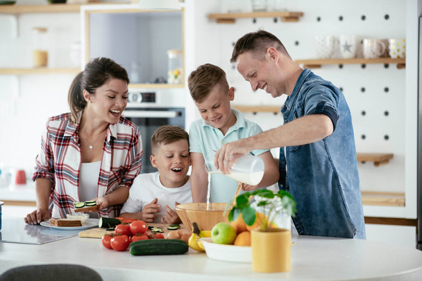 famiglia divertendosi in cucina - Foto, immagini