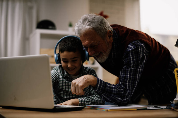 Großvater und Enkel spielen Computerspiele - Foto, Bild