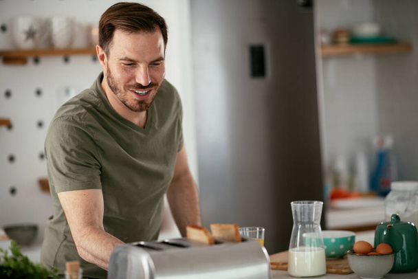 Mann frühstückt in Küche - Foto, Bild