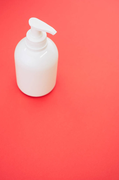 A vertical shot of the white plastic spray bottle on a pink background - Foto, Bild