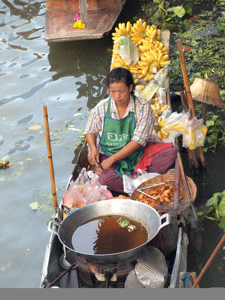 RATCHABURI, TAILANDIA - SEPTIEMBRE DE 2013: Los pueblos locales venden frutas, alimentos y productos en el mercado flotante Damnoen Saduak, el 7 de septiembre de 2013 en Ratchaburi, Tailandia. Dumnoen Saduak es un turista muy popular.
 - Foto, imagen