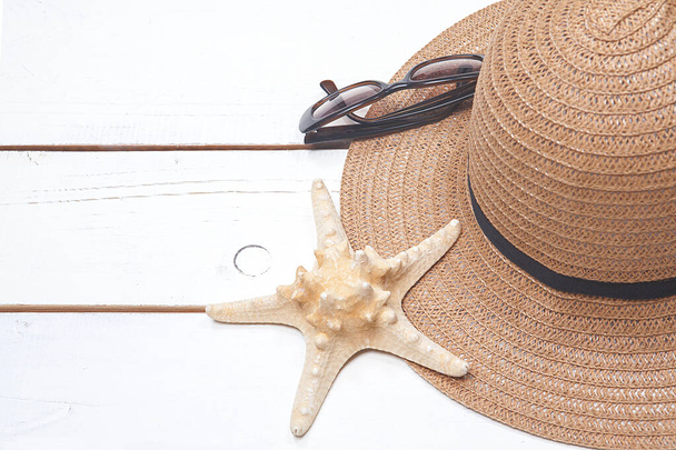 Starfish, sunglasses and  straw hat; on a sunny day. The concept of relaxation. - Fotografie, Obrázek