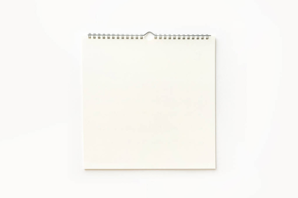 Κενό ημερολόγιο τοίχου στο λευκό. - Φωτογραφία, εικόνα