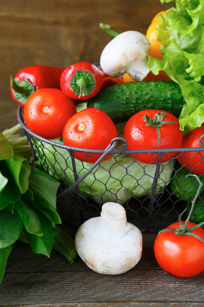 Cesta llena de verduras frescas
 - Foto, imagen