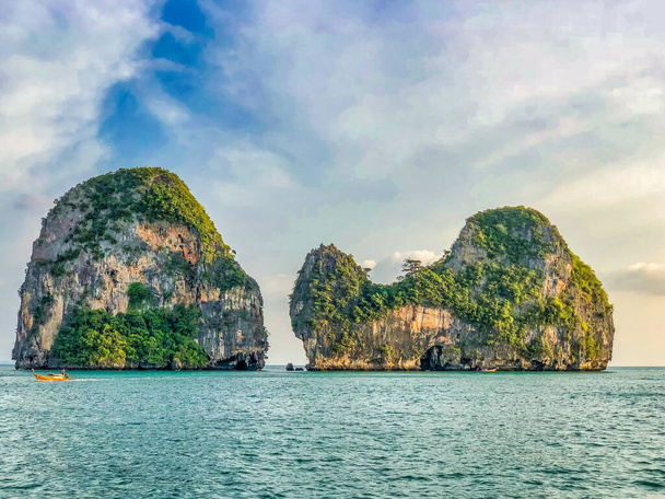 Beautiful seascape with small rocky islands under a cloudy sky in Krabi, Thailand - Foto, afbeelding