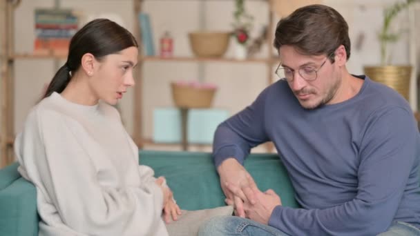 Femme latine se battre avec partenaire masculin tout en étant assis à la maison  - Séquence, vidéo