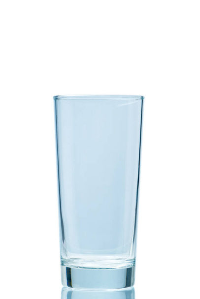 Заливаємо воду. Наливаємо свіжу чисту питну воду на склянку. ізольовані на білому
 - Фото, зображення