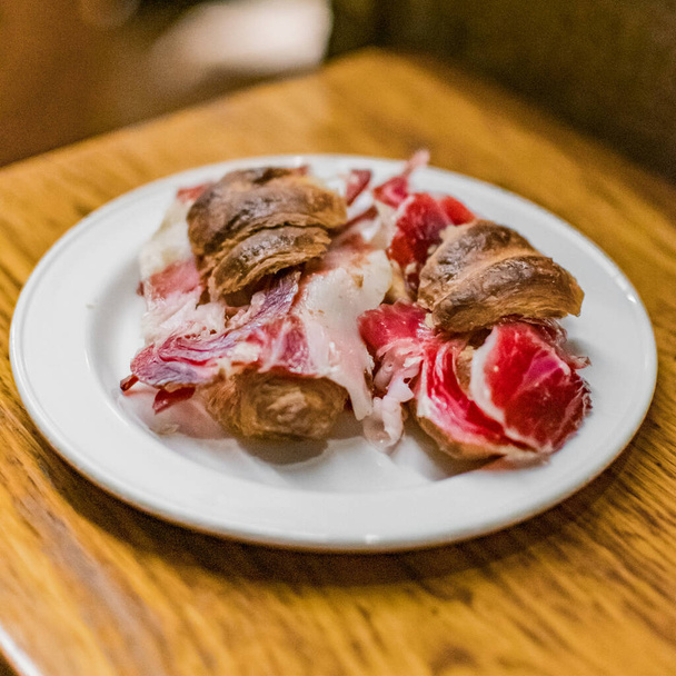 Tapas di un croissant con prosciutto serrano in un bar a Bilbao - Foto, immagini