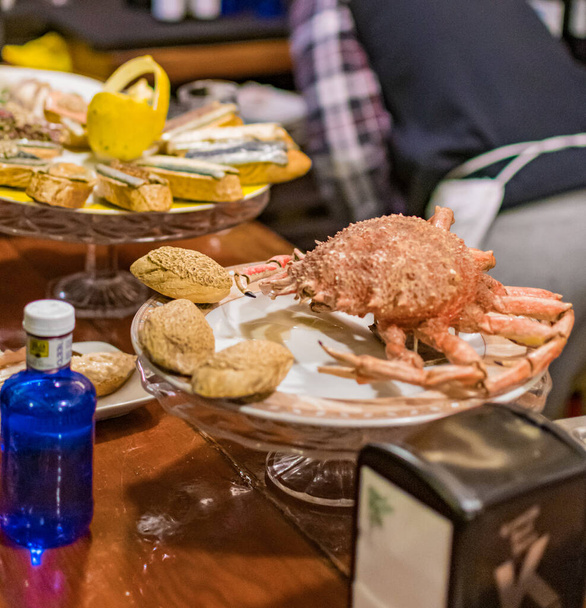Pyszne i apetyczne duże kraby w barze tapas w Bilbao - Zdjęcie, obraz