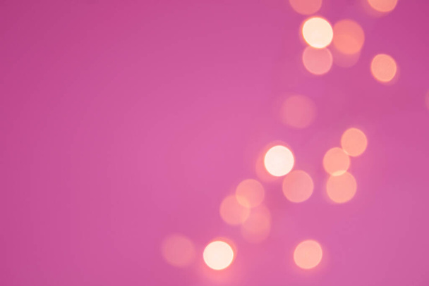 Εορταστικό ροζ φόντο λαμπερό γιρλάντα με αντίγραφο χώρου - Φωτογραφία, εικόνα