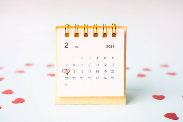 Календар з зазначеним днем 14 лютого на синьому фоні серед сердець. Поняття святкування Дня святого Валентина - Фото, зображення