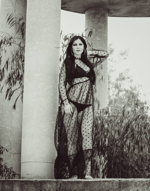 Donna in sexy abito lungo nero trasparente a pois e lingerie  - Foto, immagini