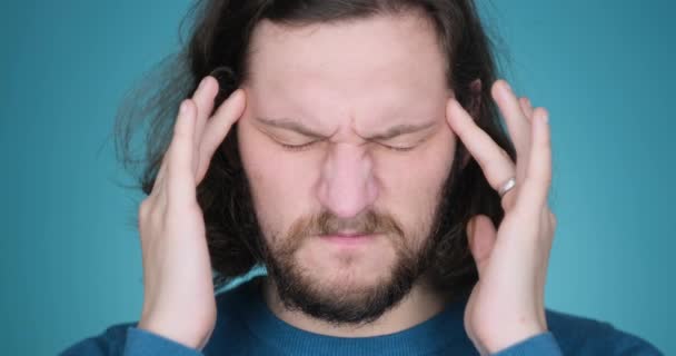 Mężczyzna cierpiący na silny ból głowy - Materiał filmowy, wideo