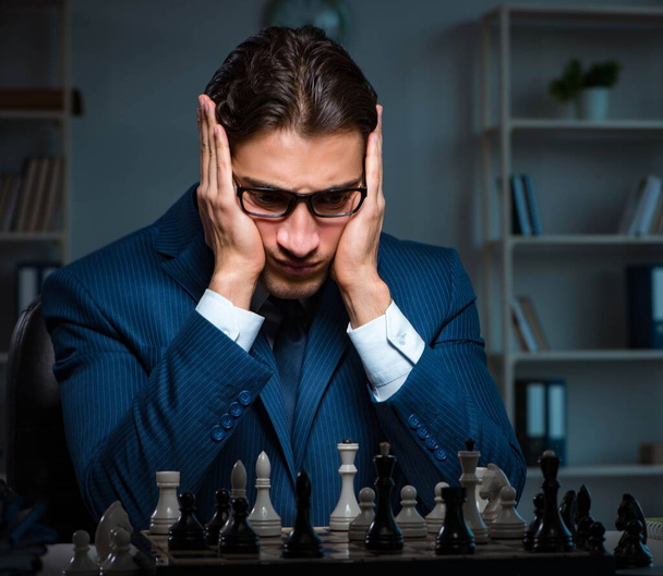 Empresário jogando xadrez no conceito de estratégia - Foto, Imagem
