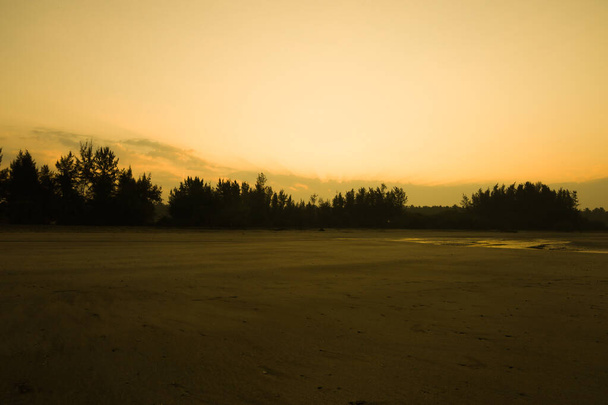 Der Sonnenaufgang an einem ruhigen, stillen und leeren Strand - Foto, Bild
