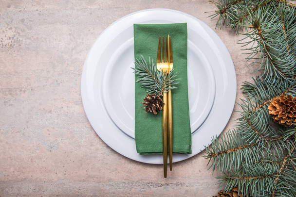 Natale, vacanze e concetto di mangiare - tavolo servito per la cena festiva a casa. Soggiorno decorato con luci e albero di Natale. Ambiente di vacanza - Foto, immagini