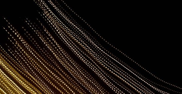 líneas discontinuas doradas de luces sobre fondo negro - Foto, Imagen