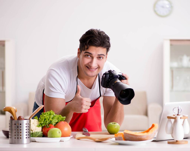 Food blogger που εργάζεται στην κουζίνα - Φωτογραφία, εικόνα