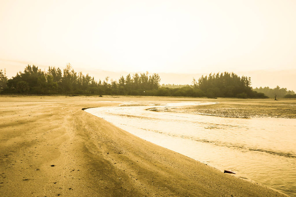 L'alba su una spiaggia tranquilla, silenziosa e vuota - Foto, immagini