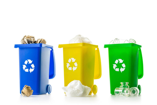 Recycling-Sortierung. Behälter für die Entsorgung von Müll und schonen die Umwelt. Gelbe, grüne, blaue Mülltonnen zum Recyceln von Kunststoff, Papier und Glas, isoliert auf weißem Hintergrund - Foto, Bild