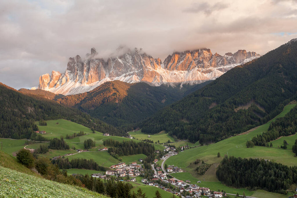 Kleine Italiaanse bergplaats St. Magdalena in Val di Funes bij zonsondergang - Foto, afbeelding