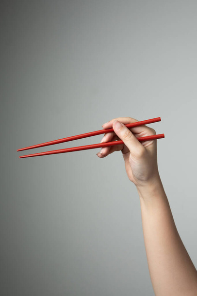 ręka pałeczka czerwony kolor azjatycki japoński chiński jedzenie styl tradycyjny - Zdjęcie, obraz