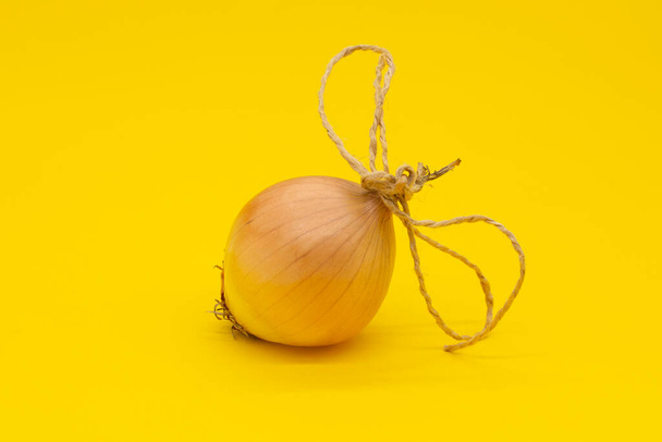 Sarı arka planda soğan. Sebzeler - Fotoğraf, Görsel