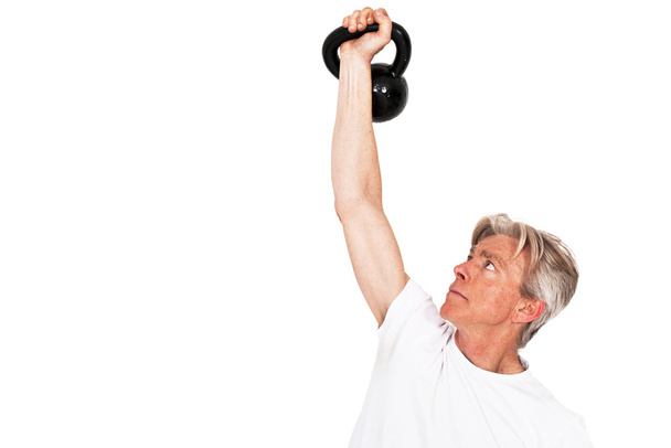 Старший фитнес-человек упражняется с весом. Изолированные на белом
. - Фото, изображение