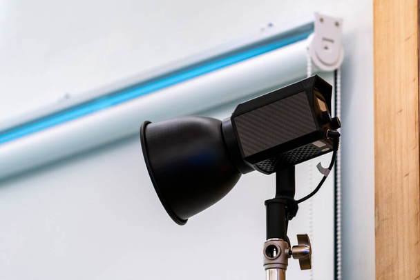 close-up Studio LED sportlamp op statief en stand in de evenementenruimte. - Foto, afbeelding