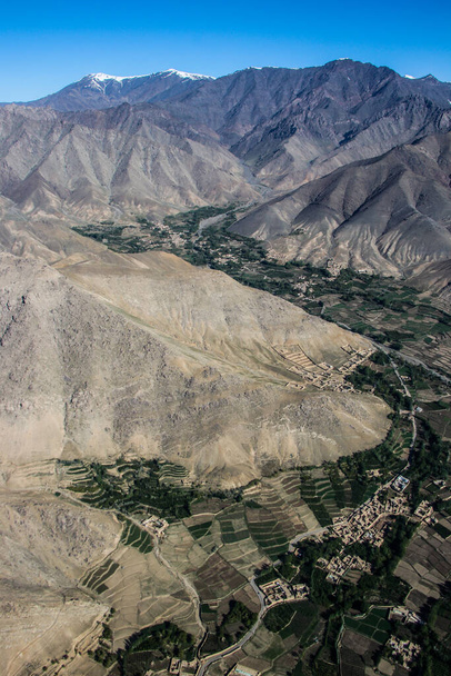 カブール国際空港へのアプローチ中の2020年12月のアフガニスタン空港 - 写真・画像