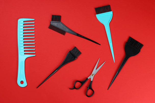 Herramientas de un peluquero profesional, peluquero sobre fondo rojo - Foto, imagen