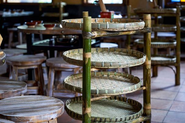 Крестьянский стиль горячая кастрюля, окружающая плита и стол, стул и столовый стол матч - Фото, изображение