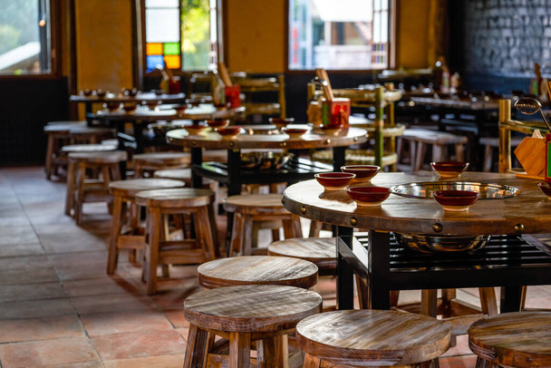 Stufa e tavolo, sedia e tavolo da pranzo circostanti in stile contadino - Foto, immagini