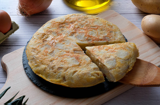 Traditionelles spanisches Omelett auf Holztisch - Foto, Bild