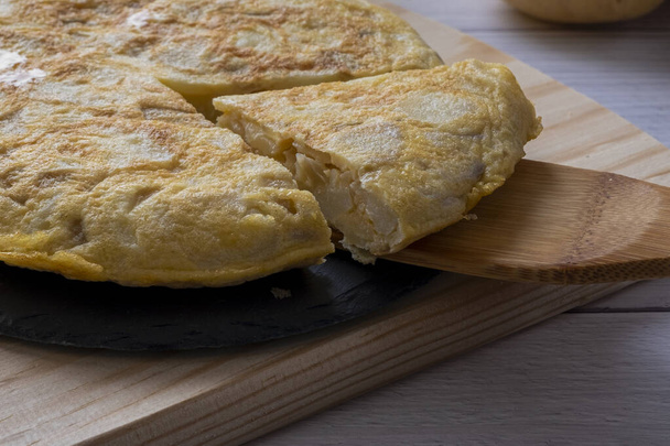 Tradiční španělská omeleta na dřevěném stole - Fotografie, Obrázek