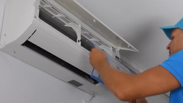 Professional repairman repair air conditioning. - Footage, Video