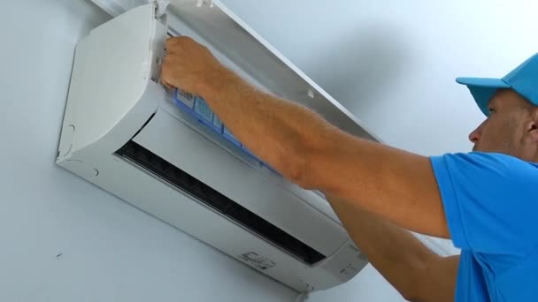 Professional repairman repair air conditioning. - Footage, Video