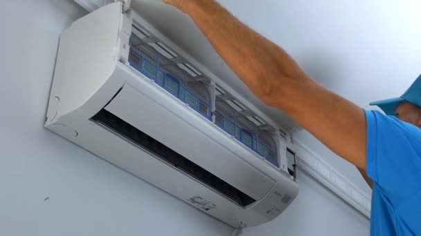 Professionele reparateur reparatie airconditioning. - Video