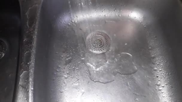 Odvodňovací voda v domácím vodovodním a kanalizačním systému - Záběry, video