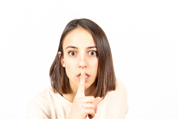 Lähikuva muotokuva latino nainen pyytää hiljaisuutta sormi suussa. - Valokuva, kuva