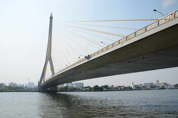 Pont Rama VIII sur la rivière Chao Praya à Bangkok, Thaïlande
. - Photo, image