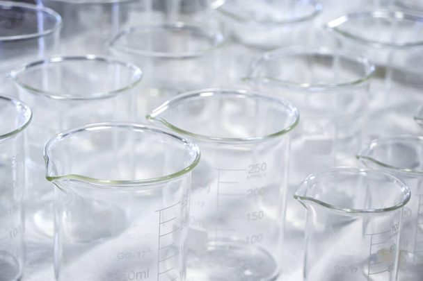 Различные лабораторные стеклопакеты в химической лаборатории. стакан, эрленмейер, колба реакции на концепцию научных лабораторных исследований и разработок - Фото, изображение