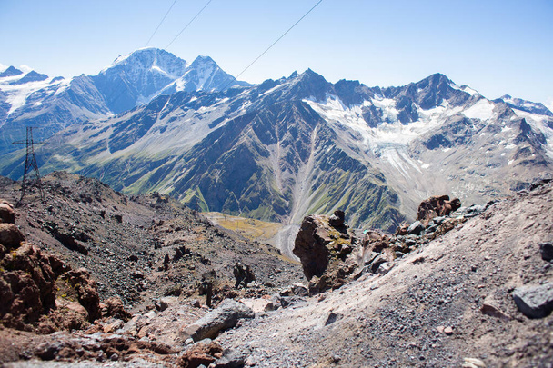 Bonita vista de las montañas. Cordillera caucásica en verano. Paisaje de montaña de Elbrus. - Foto, imagen