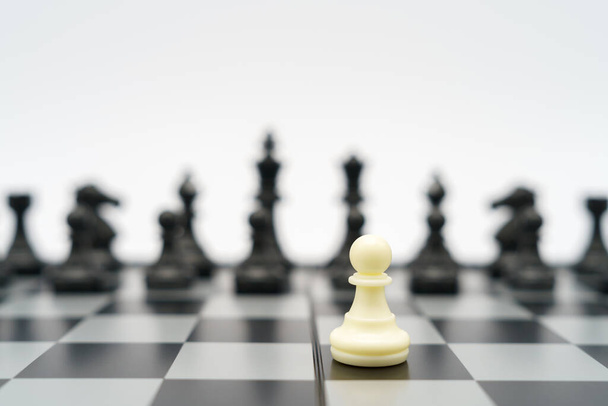 sakktábla egy sakkfigurával a hátán, ahogy az üzletről tárgyal. háttérként üzleti koncepció és stratégiai koncepció másolási hellyel. - Fotó, kép