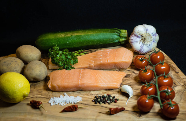 Filete de salmón con puré de papas y verduras fritas - Foto, Imagen