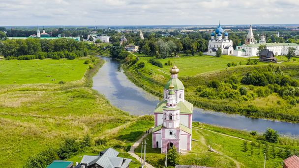 ロシアのスズダル。フライト。エリヤの教会イヴァノワの丘やエリヤの教会 – カメンカ川の屈曲部のスズダルの寺院,空中ビュー   - 写真・画像