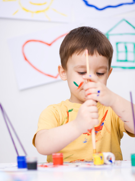 Retrato de um menino bonito brincando com tintas
 - Foto, Imagem