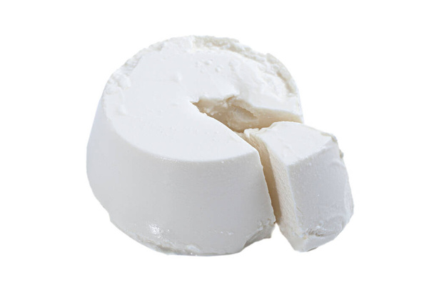 Tuore aromaattinen ricotta-juusto valkoisella pohjalla - Valokuva, kuva