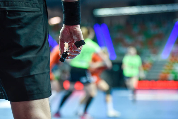 Handballschiedsrichterhand mit Pfiff - Foto, Bild